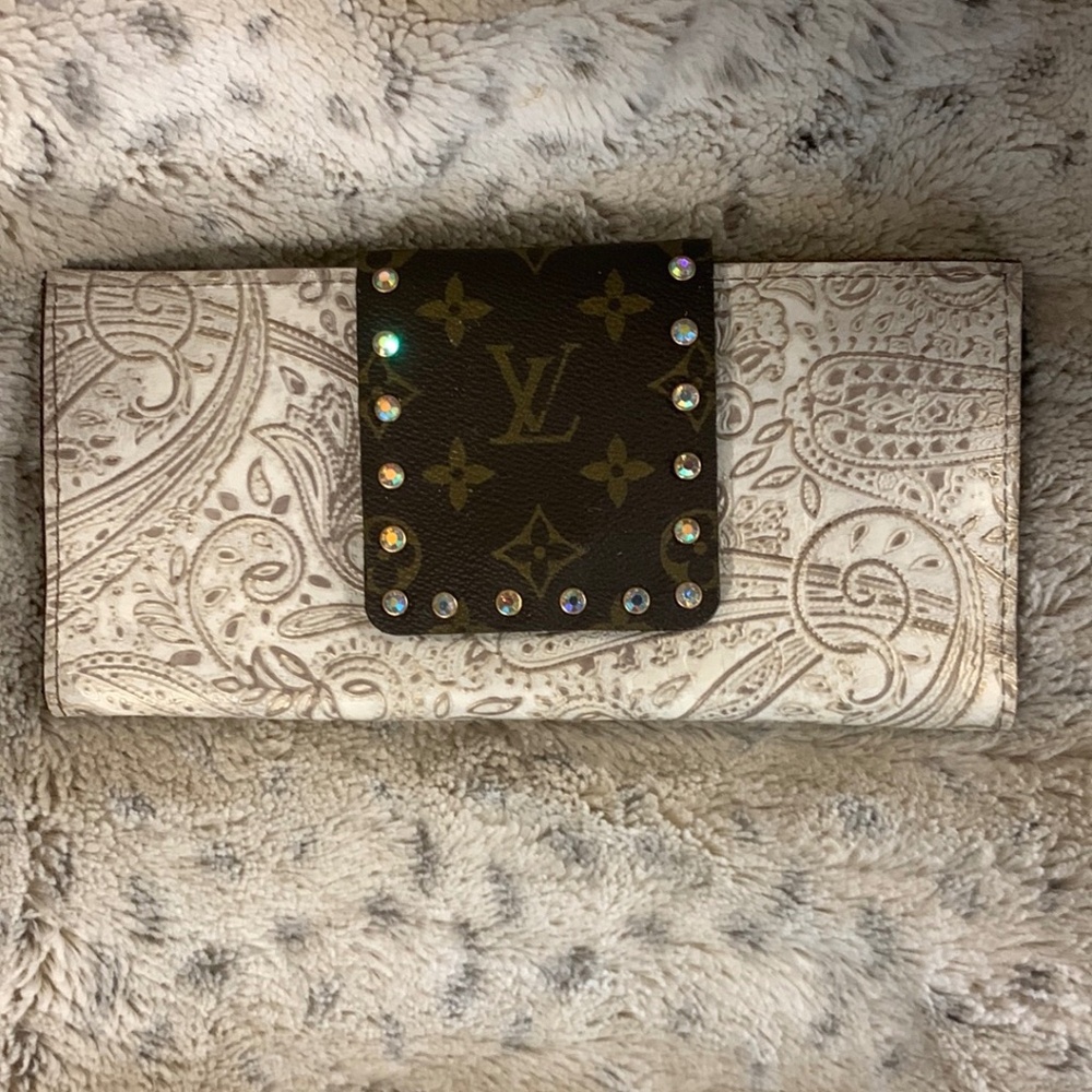 LV KEEP IT GYPSY DISTRESSED‎ Embossed  LEATHER COWHIDE  PRINT CLUTCH NWT